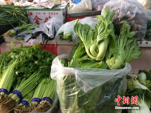 北京某便民超市銷售的蔬菜,。<a target='_blank' href='http://www.chinanews.com/' >中新網(wǎng)</a> 邱宇 攝