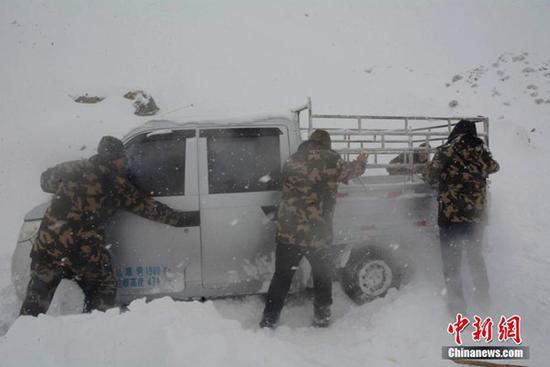 12日,，新疆阿勒泰邊防官兵在救援被困車輛,。（圖片來源：中新網(wǎng)）