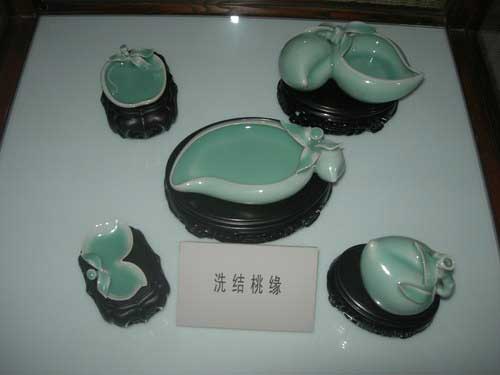 16 李震近期作品-洗結(jié)桃緣(洗結(jié)桃緣之組合，是從龍泉窯南宋至明代桃型洗中的經(jīng)典器型組合而成,，表達(dá)了歷代文人的生活情趣和審美理念)
