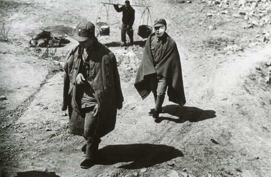 臺兒莊戰(zhàn)役之后,一些受傷的士兵必須步行幾英里才能到達(dá)火車路過之地,。 臺兒莊戰(zhàn)役之后,,一些受傷的士兵必須步行幾英里才能到達(dá)火車路過之地,。