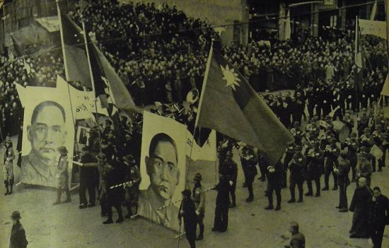 1938年,,漢口的主要街道上,童子軍們和士兵們扛著孫中山像游行以示抗日決心,,隊伍的最后跟著漢口的市民,。 1938年,,漢口的主要街道上,,童子軍們和士兵們扛著孫中山像游行以示抗日決心,隊伍的最后跟著漢口的市民,。