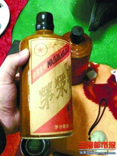 在長沙天心閣收藏市場上銷售的老酒,。 記者 梁興 攝