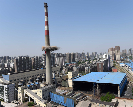 沈陽(yáng)市內(nèi)最高煙囪爆破重建-2