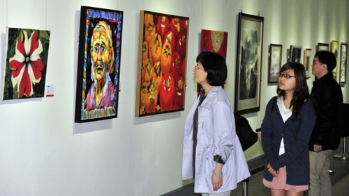 5月3日,，觀眾在兩岸藝術(shù)名家交流展上參觀,。