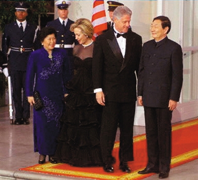 1999年,，時(shí)任國務(wù)院總理朱镕基訪美，夫人勞安隨行,?？肆诸D夫婦在白宮舉行晚宴,。