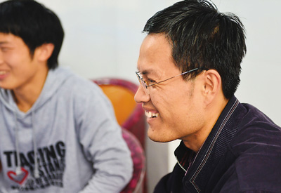 湖北團(tuán)省委學(xué)校部部長徐本禹（右）和母校華中農(nóng)業(yè)大學(xué)“本禹志愿服務(wù)隊”隊員在一起。