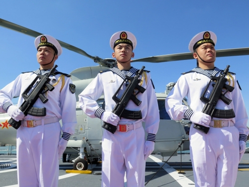 5月5日,，在突尼斯拉古萊特港，中國海軍第十六批護(hù)航編隊(duì)?wèi)?zhàn)士列隊(duì)展示,。