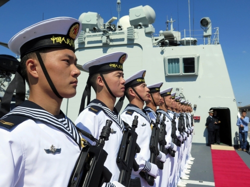 5月5日,，在突尼斯拉古萊特港,，中國海軍第十六批護(hù)航編隊(duì)?wèi)?zhàn)士列隊(duì)展示。