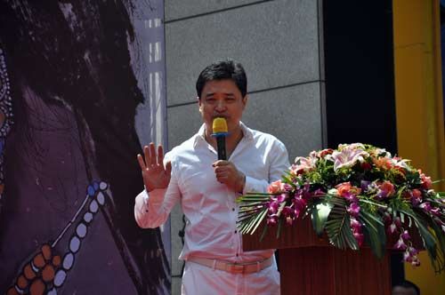 著名收藏家,、松花江美術館館長康意江在開幕式上發(fā)言 著名收藏家,、松花江美術館館長康意江在開幕式上發(fā)言