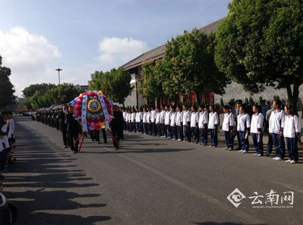 　6月12日，2014年“忠魂歸國”公益活動在云南省騰沖縣舉行,。中國遠征軍在緬甸抗日陣亡將士的部分遺骸和墓地的壙兆土將被裝于24個骨灰罐,，歸葬在云南省騰沖國殤墓園的中國遠征軍陣亡將士墓,。此時,，距離這些將士出國遠征，已過去了70馀年,。圖片來源：云南網(wǎng)