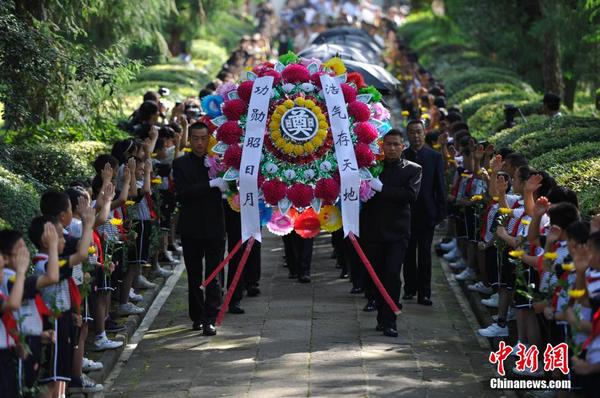 6月12日,，2014“中國(guó)遠(yuǎn)征軍抗日陣亡將士”公祭活動(dòng)在云南騰沖舉行,，從緬甸尋取的中國(guó)遠(yuǎn)征軍抗日陣亡將士部分遺骸,，歸葬在騰沖國(guó)殤墓園中國(guó)遠(yuǎn)征軍抗日陣亡將士墓,。中新社發(fā) 劉冉陽(yáng) 攝