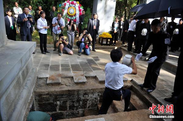 6月12日，2014“中國遠征軍抗日陣亡將士”公祭活動在云南騰沖舉行，從緬甸尋取的中國遠征軍抗日陣亡將士部分遺骸,，歸葬在騰沖國殤墓園中國遠征軍抗日陣亡將士墓,。中新社發(fā) 劉冉陽 攝1