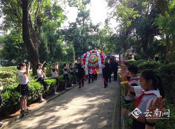 6月12日,，2014年“忠魂歸國(guó)”公益活動(dòng)在云南省騰沖縣舉行,。中國(guó)遠(yuǎn)征軍在緬甸抗日陣亡將士的部分遺骸和墓地的壙兆土將被裝于24個(gè)骨灰罐,，歸葬在云南省騰沖國(guó)殤墓園的中國(guó)遠(yuǎn)征軍陣亡將士墓,。此時(shí)，距離這些將士出國(guó)遠(yuǎn)征，已過(guò)去了70馀年。圖片來(lái)源：云南網(wǎng)