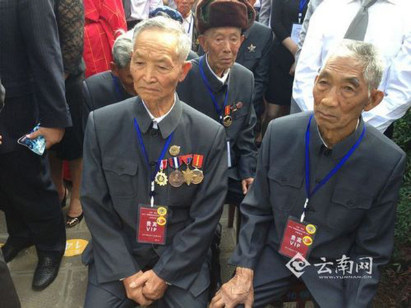 6月12日,，2014年“忠魂歸國(guó)”公益活動(dòng)在云南省騰沖縣舉行,。中國(guó)遠(yuǎn)征軍在緬甸抗日陣亡將士的部分遺骸和墓地的壙兆土將被裝于24個(gè)骨灰罐,，歸葬在云南省騰沖國(guó)殤墓園的中國(guó)遠(yuǎn)征軍陣亡將士墓,。此時(shí)，距離這些將士出國(guó)遠(yuǎn)征,，已過(guò)去了70馀年,。圖片來(lái)源：云南網(wǎng)1