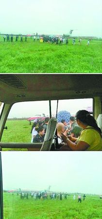 沖出跑道的飛機停在草坪上。據(jù)“央視新聞”微博圖片