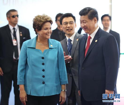 2-7月15日,，國家主席習(xí)近平在巴西福塔萊薩出席金磚國家領(lǐng)導(dǎo)人第六次會晤。這是巴西總統(tǒng)羅塞夫迎接習(xí)近平主席,。 新華社記者 蘭紅光 攝