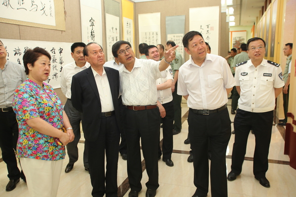 援疆捐贈(zèng)暨書畫創(chuàng)作展等系列文化公益活動(dòng)在烏市舉行,，全國(guó)人大常委會(huì)原副委員長(zhǎng)司馬義·鐵力瓦爾地觀看書畫展覽