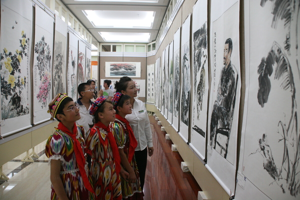 援疆捐贈(zèng)暨書畫創(chuàng)作展等系列文化公益活動(dòng)在烏市舉行,。5圖為少數(shù)民族學(xué)生認(rèn)真觀看書畫展覽
