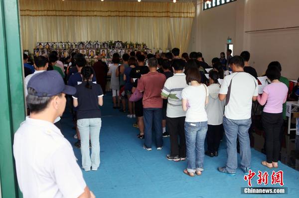 7月25日,，臺灣澎湖空難罹難者家屬在靈堂吊唁,。