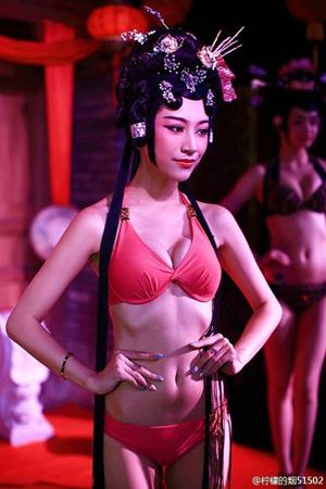 　　女模特身著比基尼,，頭部卻是戲曲扮相(網(wǎng)友“檸檬的煙”供圖)