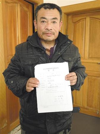 2013年1月,，案件一審開庭前，劉剛展示自己的法院傳票,。新京報記者 吳偉 攝