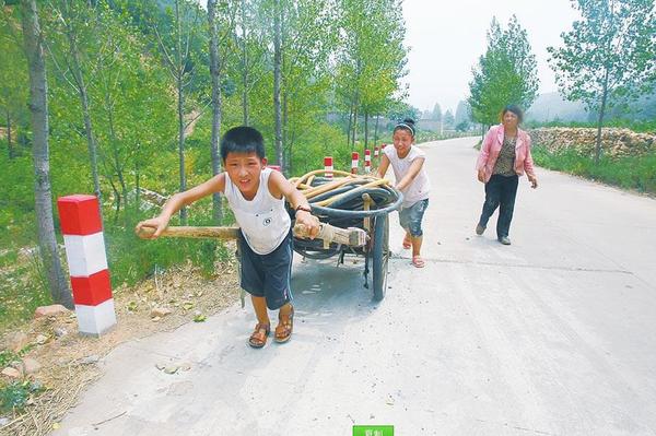 圖為大人晚上睡在提灌站旁,，小孩拉著板車運(yùn)水管…… 　　圖片來源：大河網(wǎng)