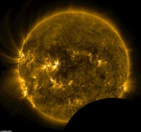月球從NASA的“太陽(yáng)動(dòng)力學(xué)天文臺(tái)”與太陽(yáng)之間經(jīng)過(guò)，遮住了太陽(yáng)的一部分,。