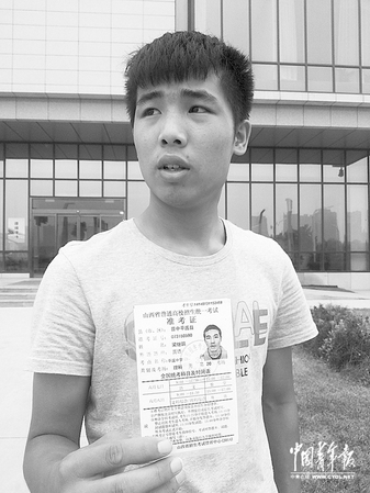 高考志愿被篡改,，梁繼鵬感覺(jué)很無(wú)奈,，并堅(jiān)持要找出篡改其志愿者。 本報(bào)記者 田國(guó)壘攝