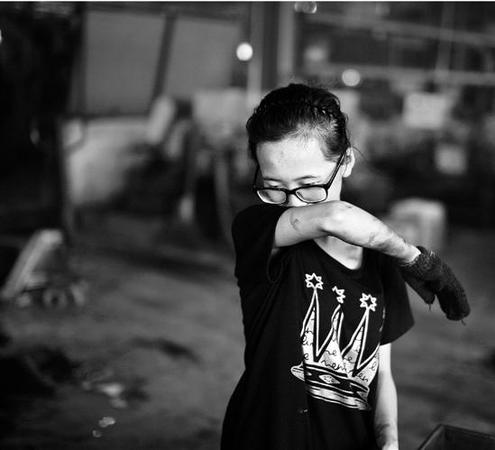 在流水線前哭泣的小姑娘,。吳崇遠(yuǎn) 攝
