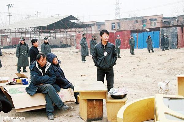 北京解放軍某部離退休干部住房建設(shè)小區(qū)工地,，被強(qiáng)制拆遷的“釘子戶”看著自己的房屋被推倒。 （向北 圖）