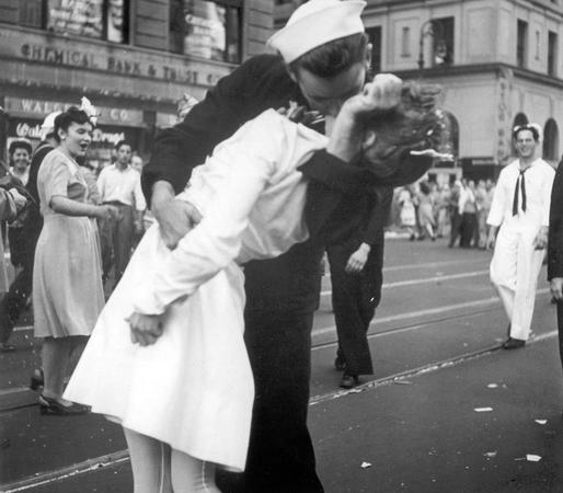 圖為當?shù)貢r間1945年8月14日,，紐約市慶祝二戰(zhàn)結(jié)束，一名水兵和一名護士在曼哈頓時報廣場激情擁吻,。這一鏡頭正巧被攝影師拍成照片,并取名為“勝利之吻”,。