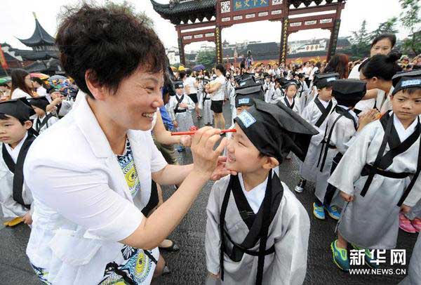 8月31日,，老師為新生點朱砂開智,。