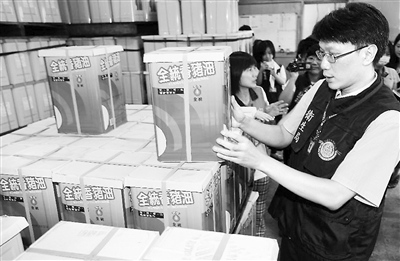 臺(tái)灣食品衛(wèi)生監(jiān)管部門搜查問題油。新華社發(fā)
