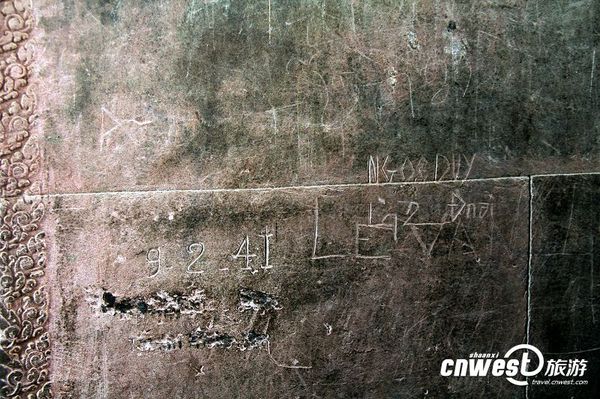 小吳哥廟中,，可以看到許多被游客亂刻亂畫的痕跡,，“到此一游”堪稱世界性的頑疾,。