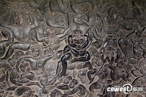 小吳哥廟走廊墻壁上精美的浮雕,，展現(xiàn)的是保護(hù)神與猴子王大戰(zhàn)的故事,。浮雕精細(xì)、立體感強(qiáng),，一些部分被游客摸得發(fā)亮,。