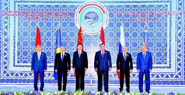 9月12日，上海合作組織成員國元首理事會(huì)第十四次會(huì)議在塔吉克斯坦首都杜尚別舉行,。國家主席習(xí)近平出席會(huì)議并發(fā)表重要講話,。這是與會(huì)成員國元首集體合影,。 新華社記者李濤攝
