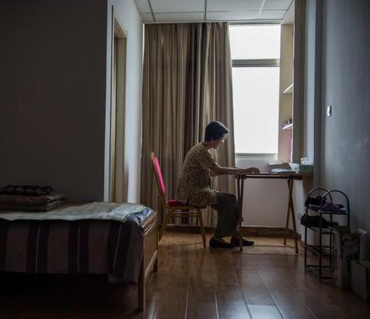 在如東一家養(yǎng)老院,，78歲的老人洪秀芬在看書,。李響 攝