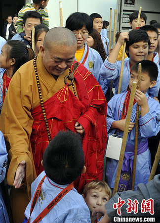 圖為少林寺釋永信方丈與參加武術(shù)交流的兒童們交談,。中新社發(fā) 毛建軍 攝