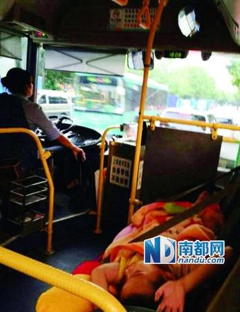 網(wǎng)友拍攝的當(dāng)時照片,，女司機(jī)的小孩子橫睡車上,。