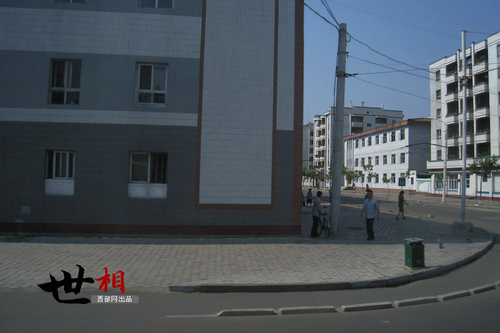 新義州市區(qū)路修的寬敞,，設(shè)有自行車道和人行道,。路面上的機(jī)動(dòng)車并不多,，機(jī)動(dòng)車,、自行車,、行人各行其道,，沒(méi)有人違反交規(guī),，地面也非常的干凈,。