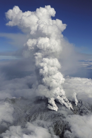 9月27日,，位于日本長野和岐阜縣之間的御岳山噴出火山灰。新華社發(fā)