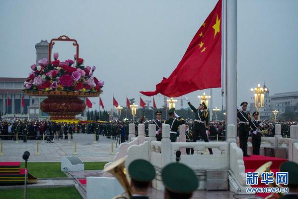 10月1日,，國旗護衛(wèi)隊戰(zhàn)士在天安門廣場升國旗,。