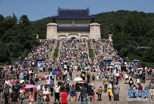 10月1日，游客在南京中山陵參觀游覽,。