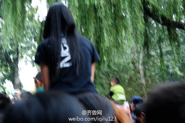 10月1日,，濟(jì)南市動(dòng)物園,，因?yàn)橛慰捅姸啵晃恍』镒屪约旱呐羊T在自己的脖子上,。