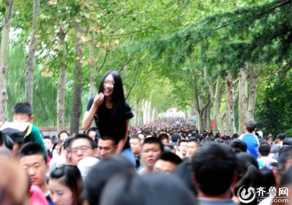 2014年10月1日,，山東濟(jì)南,，在濟(jì)南市動(dòng)物園,，因?yàn)橛慰捅姸?，一位小伙讓自己的女友騎在自己的脖子上，讓其更方便地游園,，堪稱(chēng)十一最佳男朋友,。