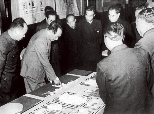 　1958年毛澤東等審查北京天安門廣場建設(shè)規(guī)劃模型,。左起彭真,、毛澤東,、李富春、萬里,、周恩來