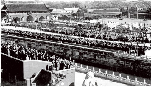 　1951年國慶節(jié)，首都學(xué)生隊(duì)伍經(jīng)過天安門廣場,，圖中左側(cè)為天安左門