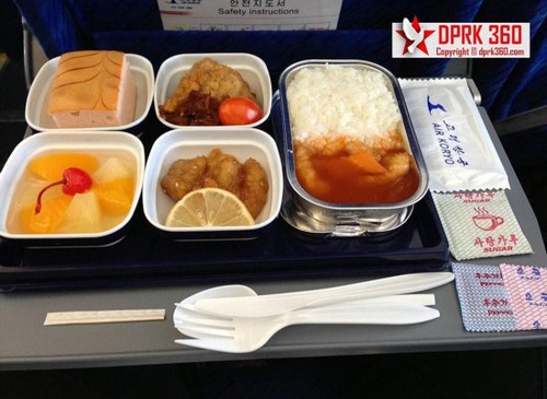 飛機餐提供米飯,、雞肉和什錦水果,，亞蘭稱，食物比他想象得要好,。