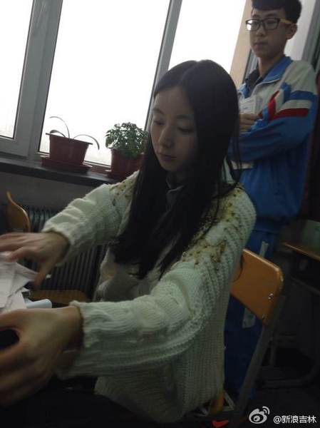 她是吉林市毓文中學的生物老師,，長相甜美迷人,，頗有日系治愈系女神的感覺,。據(jù)說,，她的課,，班上男同學們沒有一個睡覺的,，并且還因此激發(fā)了全班男生學習生物的熱情,。1