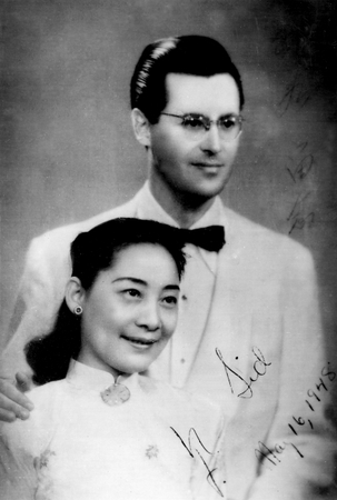 沙博理與夫人鳳子的新婚照片,。